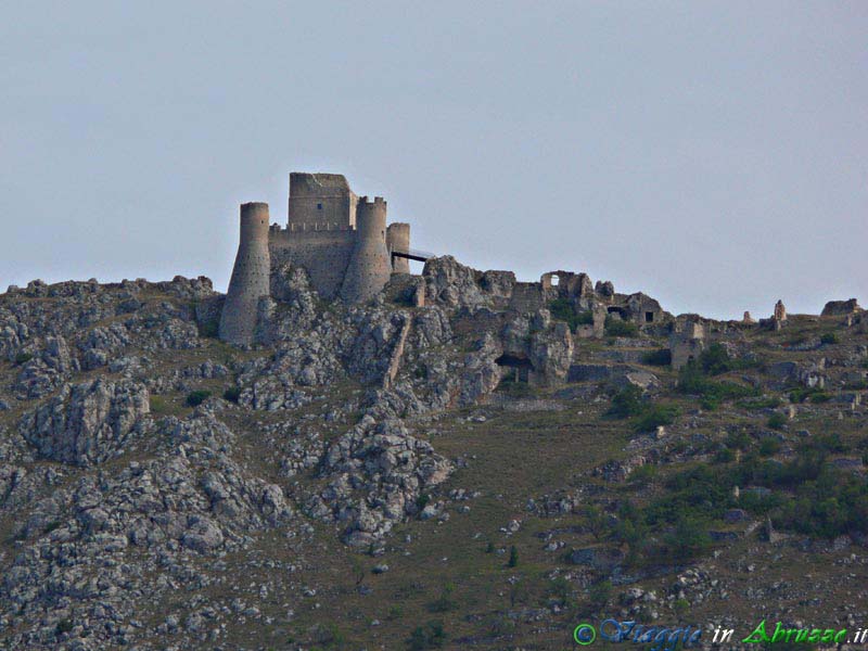 15_P1050113+.jpg - 15_P1050113+  Il castello di Rocca Calascio visto da  Castelvecchio Calvisio.
